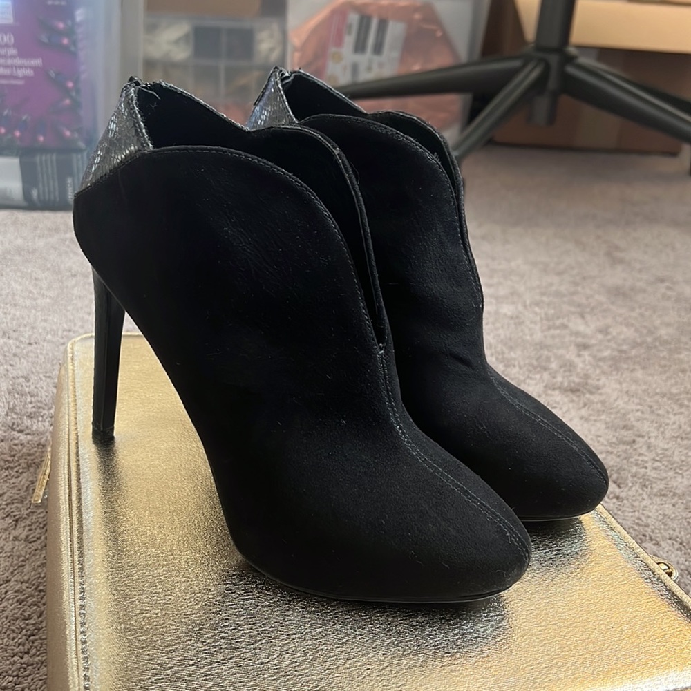 NINE WEST • BLACK PUMPS